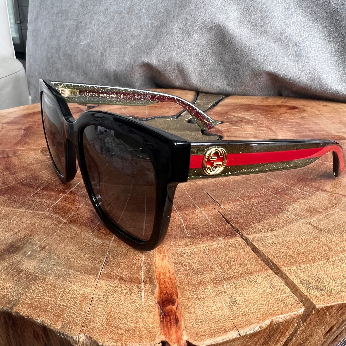 Gucci Black w/Speckle Green/Red Logo Arm Sunglasses – Two Skirts