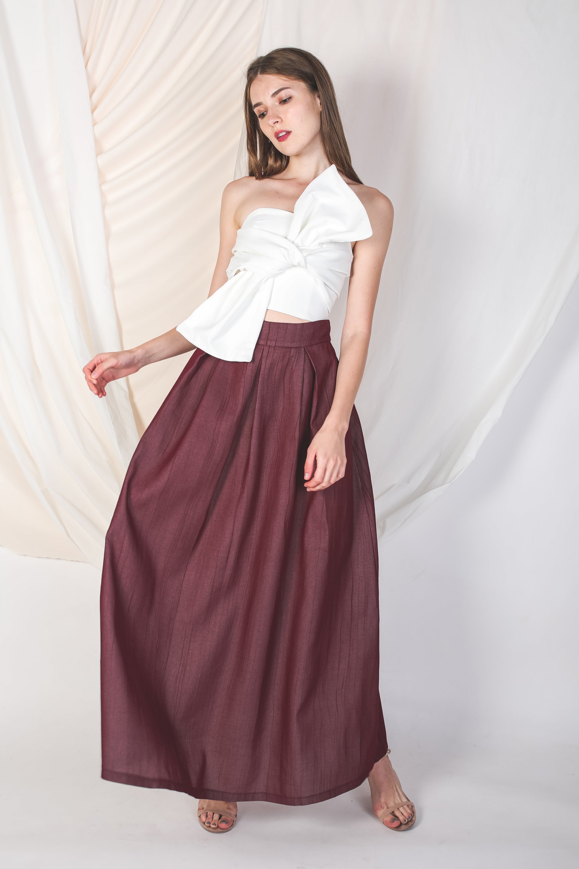 Structured Maxi Skirt With Pleats In Oxblood – KLARRA