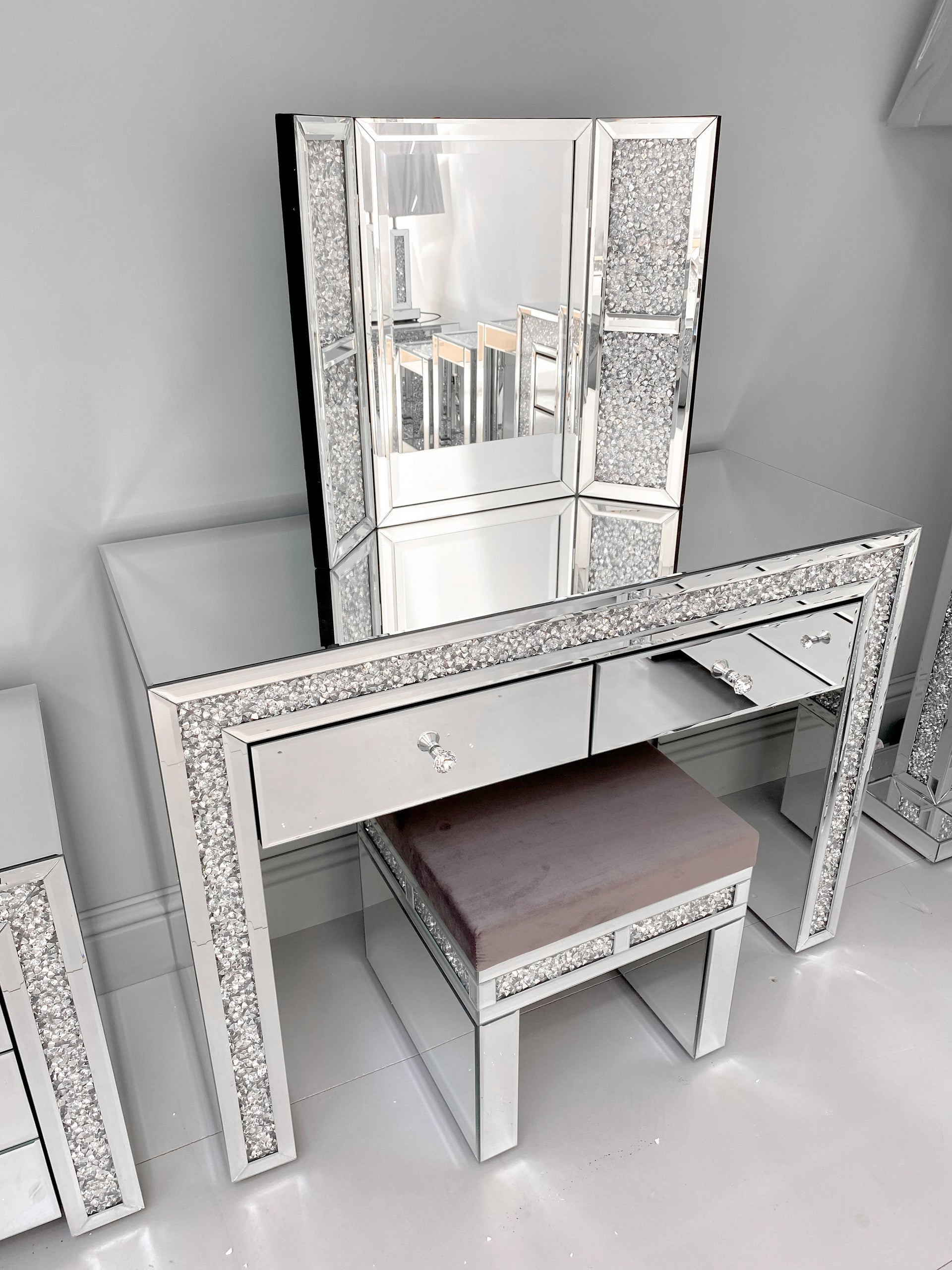 Crushed Diamond Dressing Table, Stool And Mirror Set – Mirrored Furniture