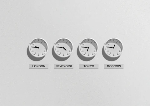 World clocks showing the times in London, New York, Tokyo and Moscow