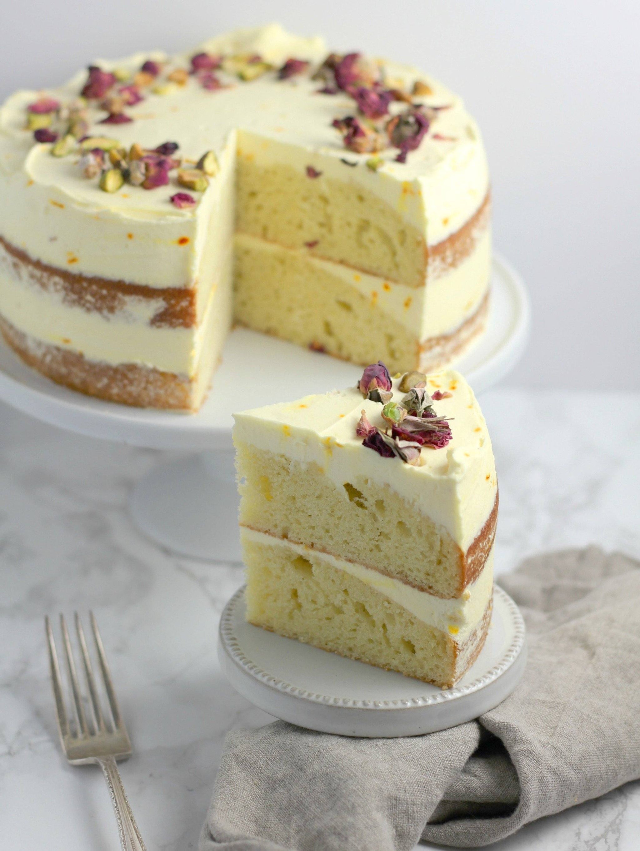 Pastel de Aceite de Oliva con Glaseado de Azafrán (Pétalos de Rosa y  Pistacho)