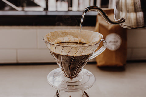 Preparación de café por método de goteo con cafetera V60