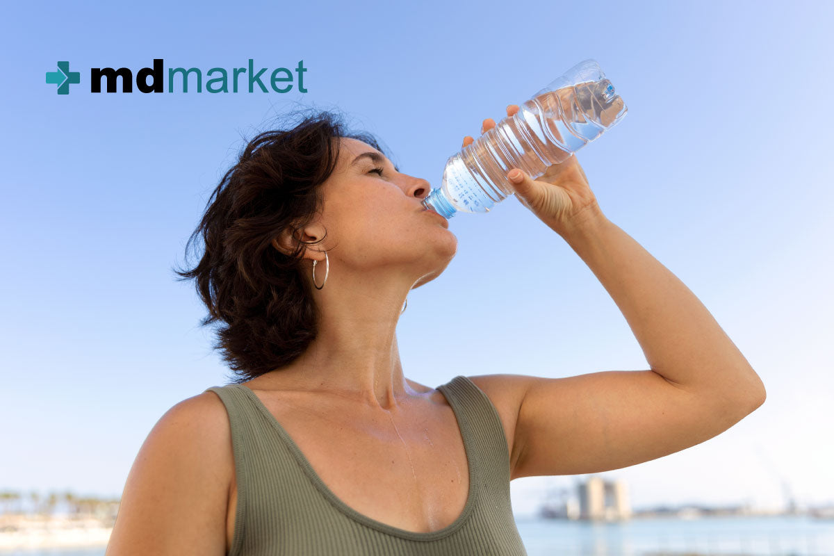 Mujer tomando agua