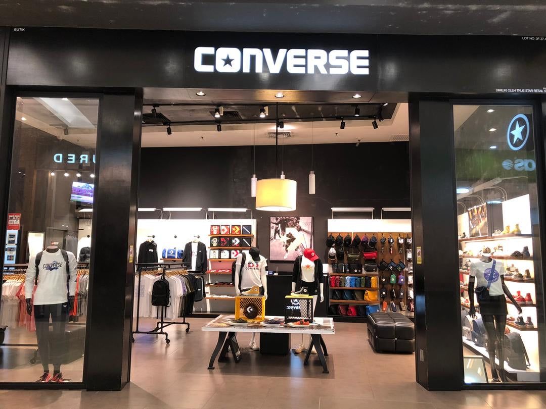 gurney plaza converse