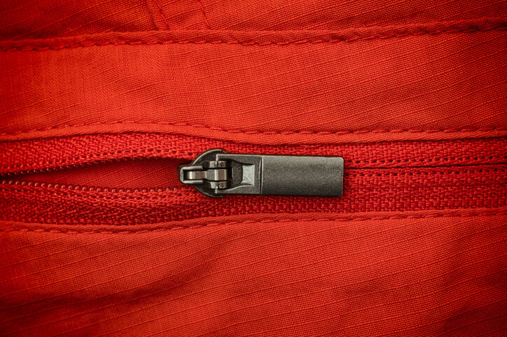 easy to adjust via a zipper 