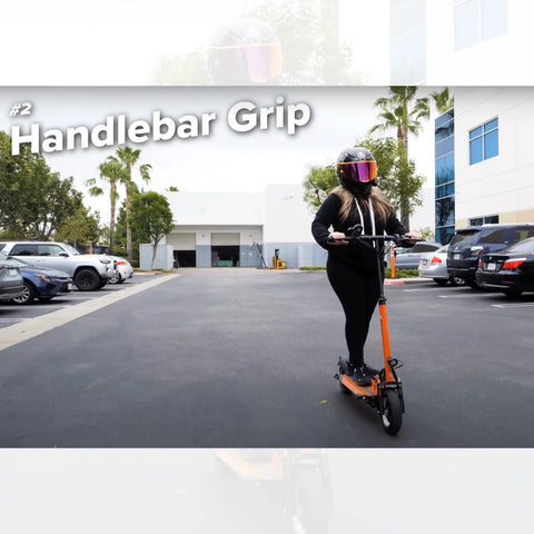 Agarre el manillar del patinete eléctrico con ambas manos.