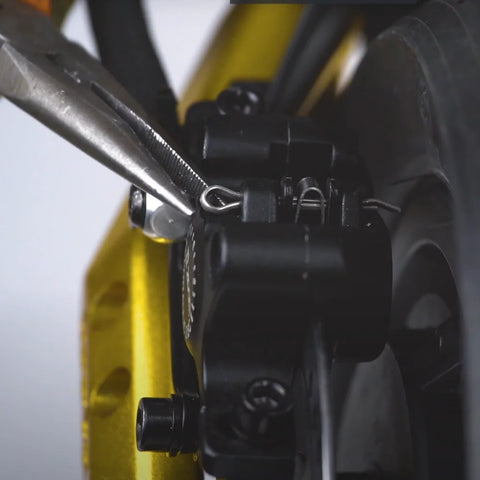 goupille qui fixe la plaquette de frein sur un scooter électrique