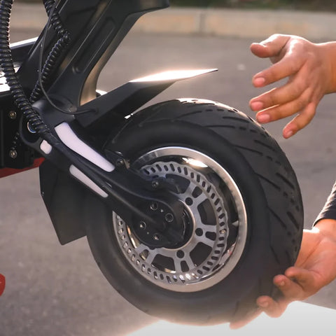 Réinstallez la roue avant sur le scooter électrique Dualtron Storm