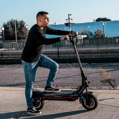 Scooter électrique Dualtron Storm Limited avec homme debout, un pied sur le pont