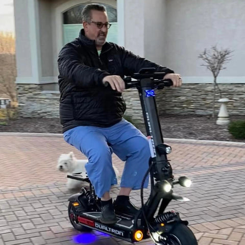 Scooter électrique Dualtron X Limited avec siège, Crédit : Todd Holsinger (Facebook)