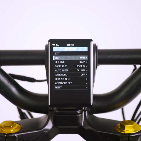 Écran du scooter électrique Wolf King GT, écran allumé, interface des paramètres de base