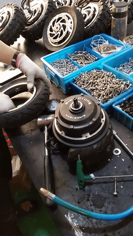 installer un pneu sur le moteur