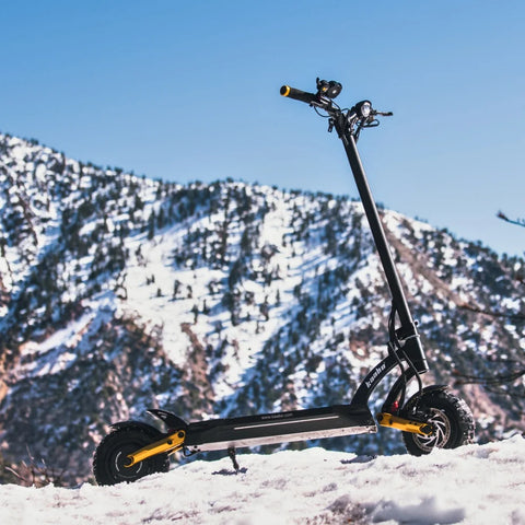 The sleek appearance of the Mantis Pro SE portable electric scooter 