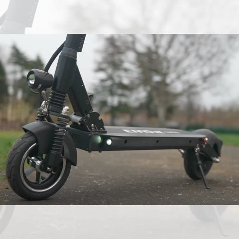 Pneu pneumatique avant EMOVE Touring 8" (Crédits image : Electric Scooter Insider)