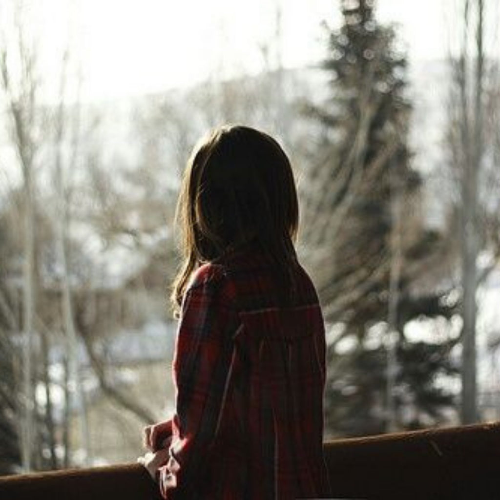 Девушка у окна со спины зимой