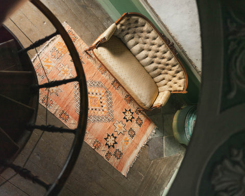 Marockansk matta ullmatta vid en soffa vardagsrum orange patina