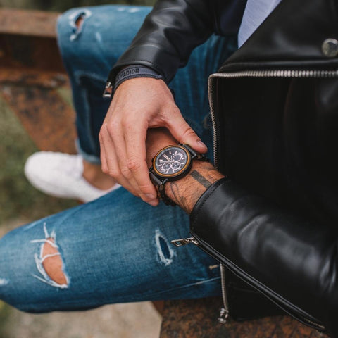 montre en bois et jeans