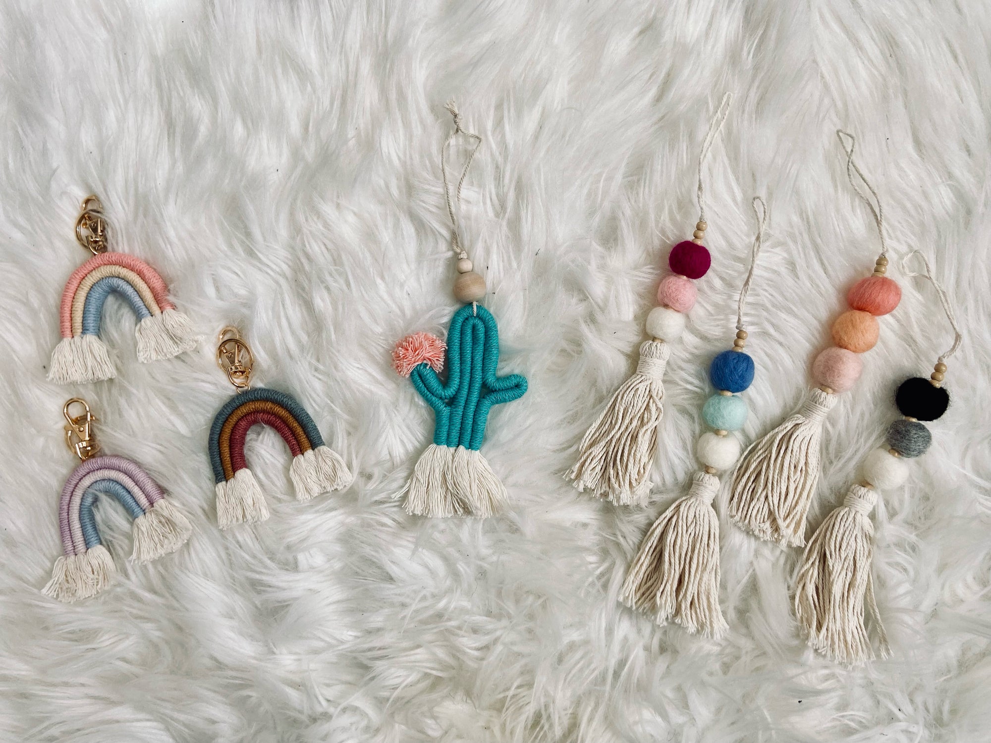 DIY Macrame Feather tutorial (6 different ways to use them) | Feather purse  charm, Feather diy, Macrame feather