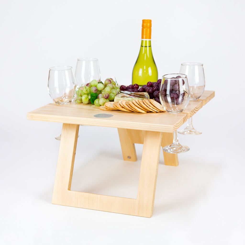 Стекло пикник. Винный столик. Столик для вина. Винный столик сосна. Подстаканник для вина.