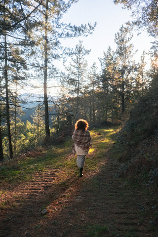 mujer paseando entre pinares