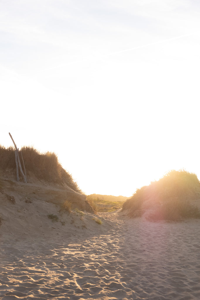 dunas de arena con puesta de sol