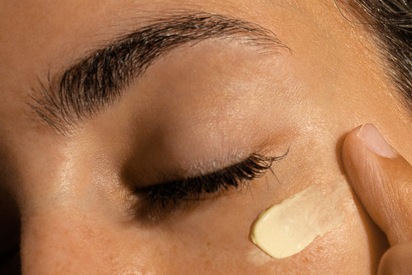 mujer aplicando crema en su piel