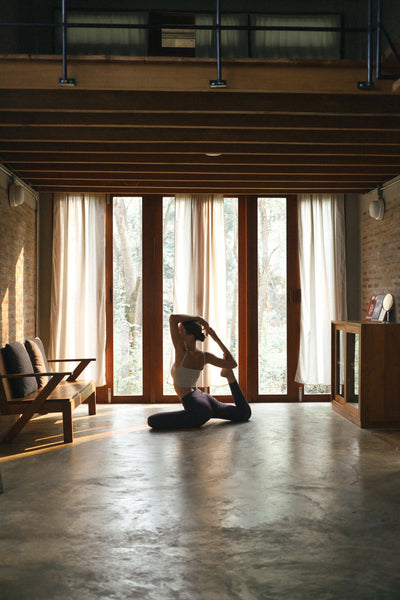 Mujer realizando una práctica de yoga