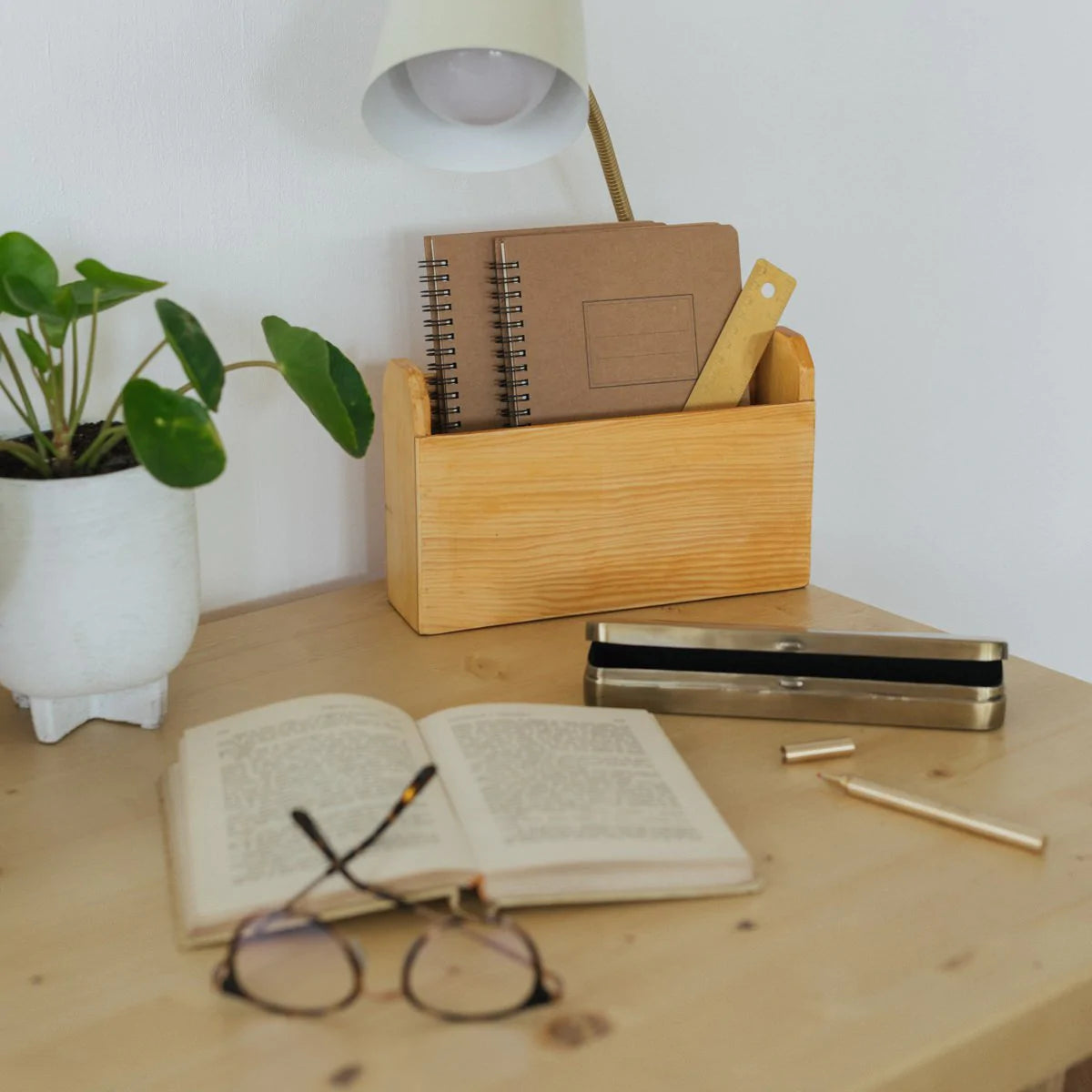 Cesta de madera Hali, el complemento perfecto para tu escritorio