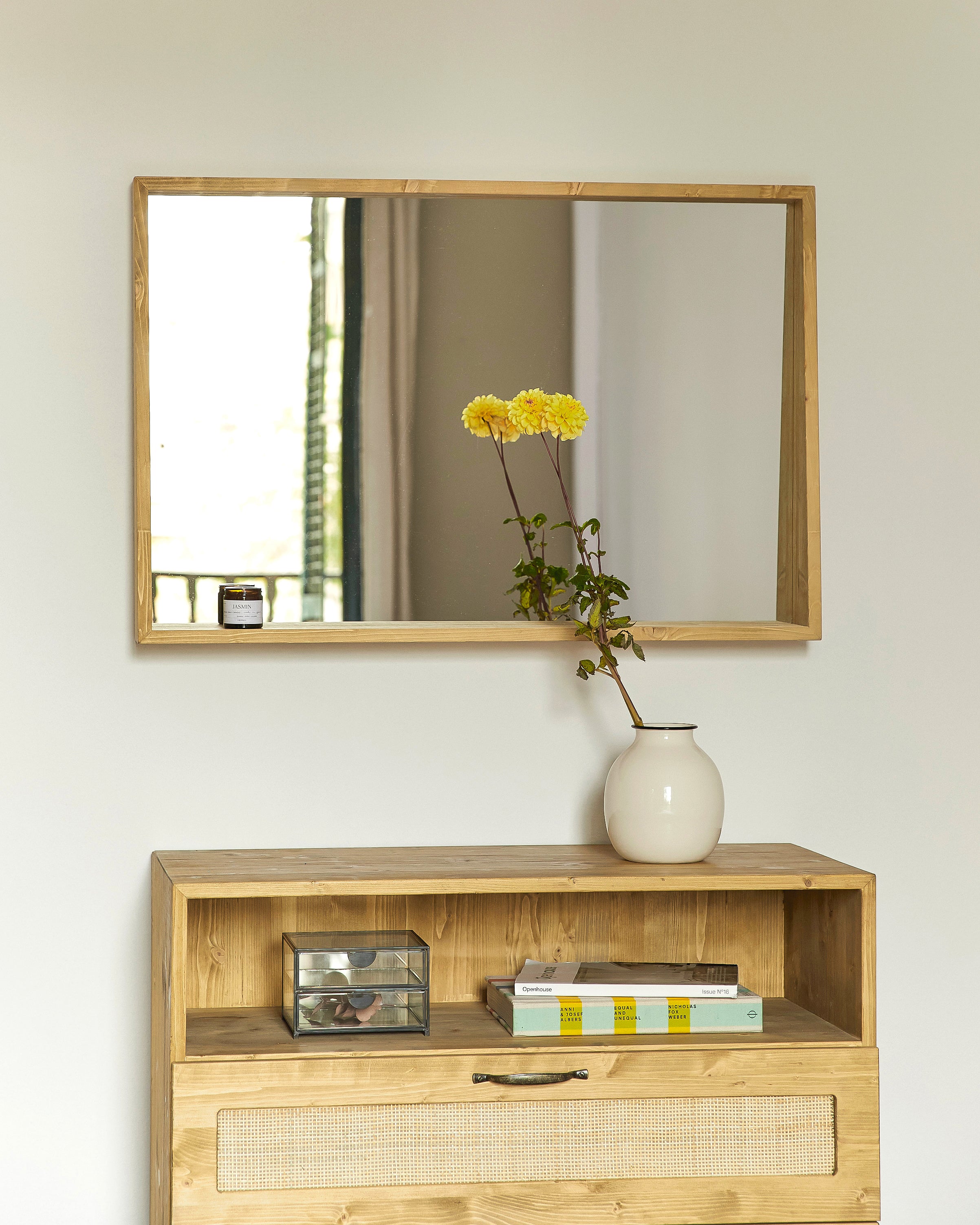 Espejo de pared de madera maciza con balda en tono roble 88x68cm Natay