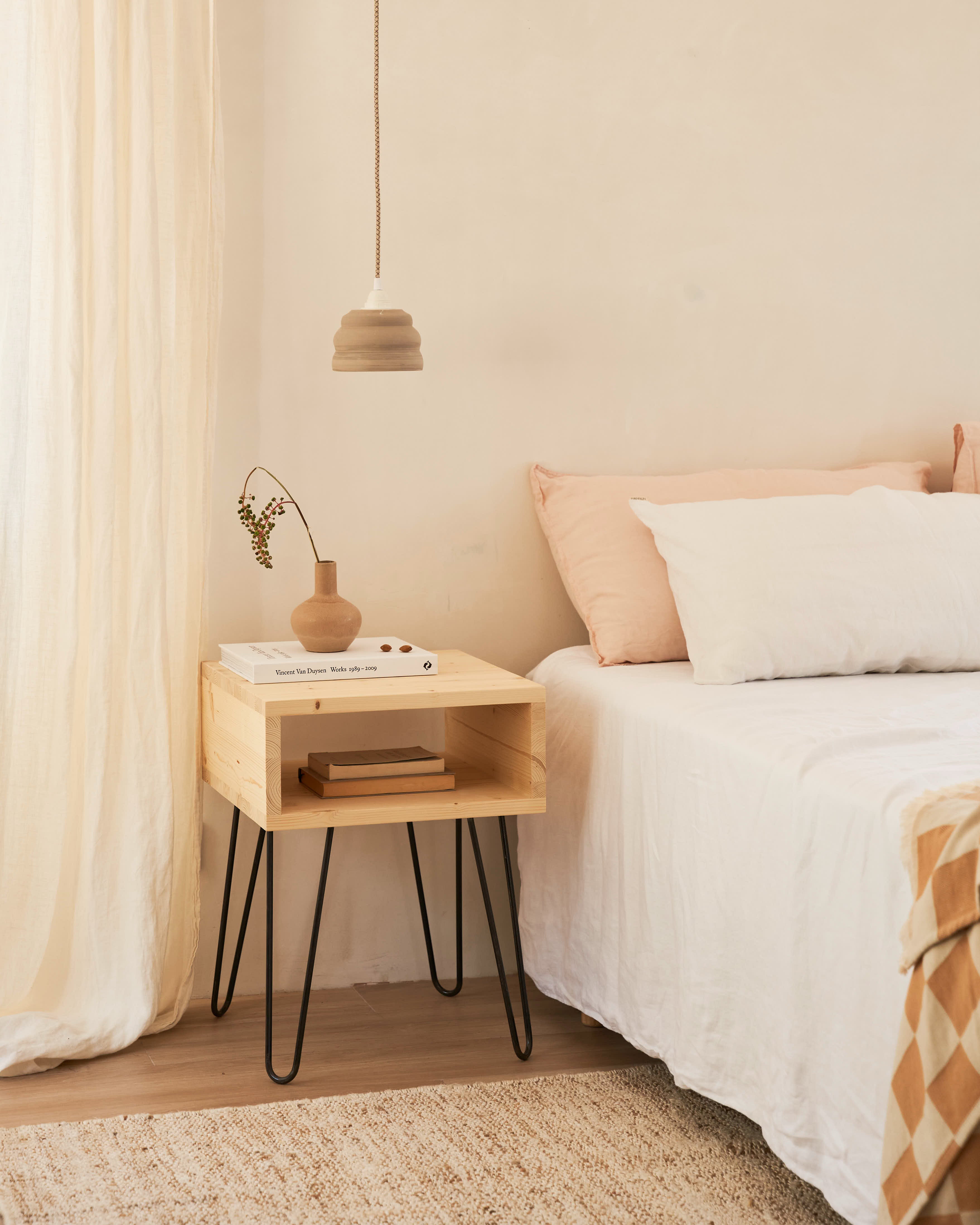 10 ideas para sustituir la mesita de noche de tu dormitorio - Foto 1