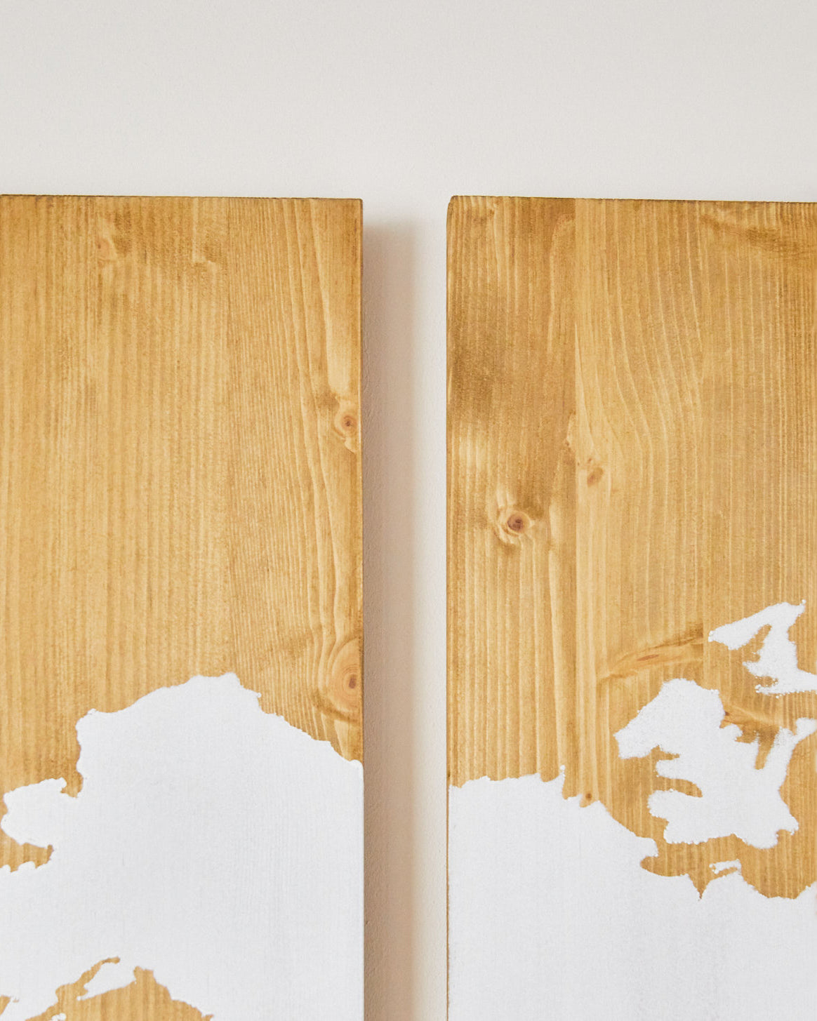 Tableau carte du monde bois sur une planche de bois - 90 x 60 cm