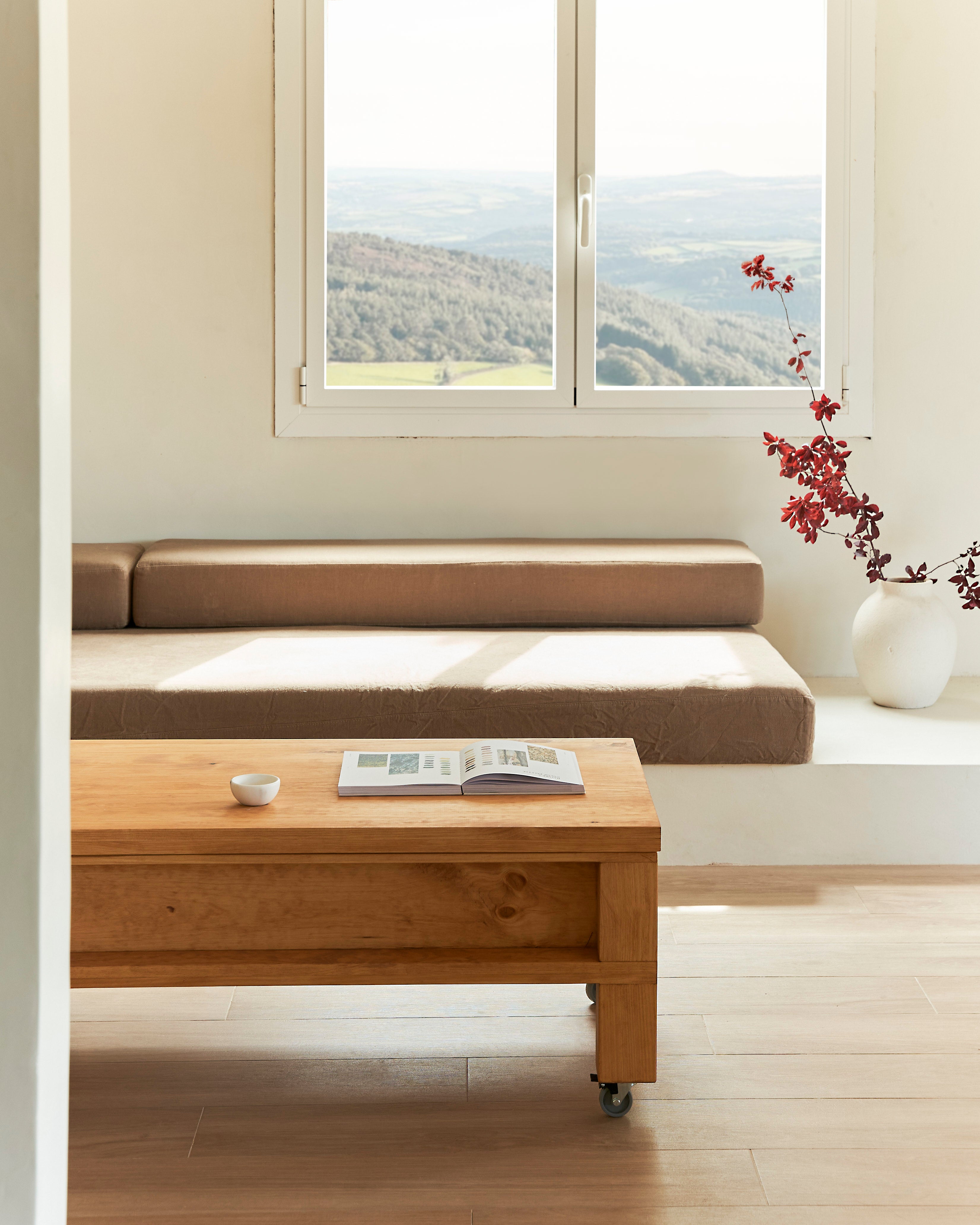 Mueble recibidor con espejo y cajón Bobbie acabado blanco-madera, natural.