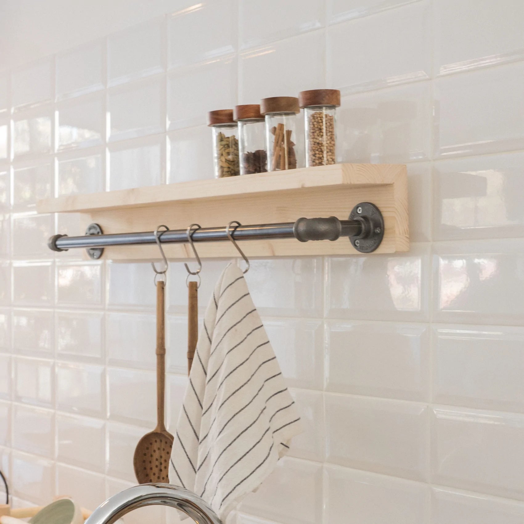 Cómo instalar una barra o riel de cocina para colgar utensilios (ordenar la  cocina), Español