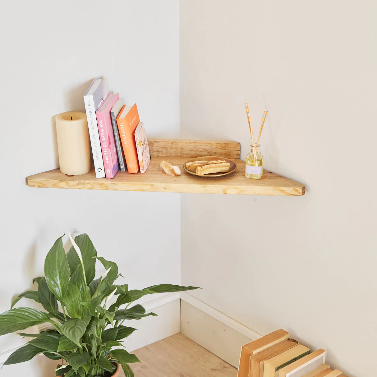 Balda esquinera de madera, ideal para salones y pisos pequeños