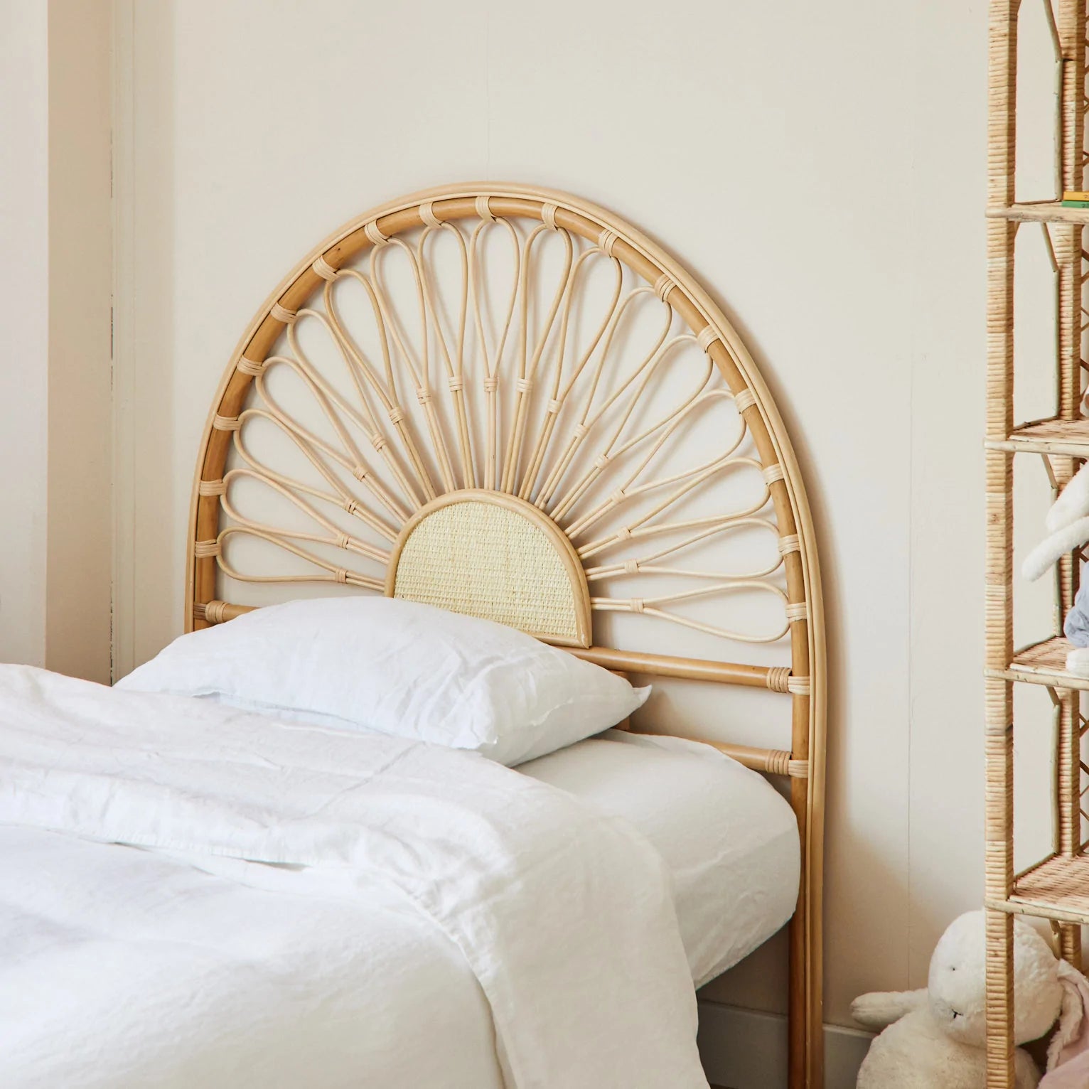 Cabecero para cama individual de caña de bambú.