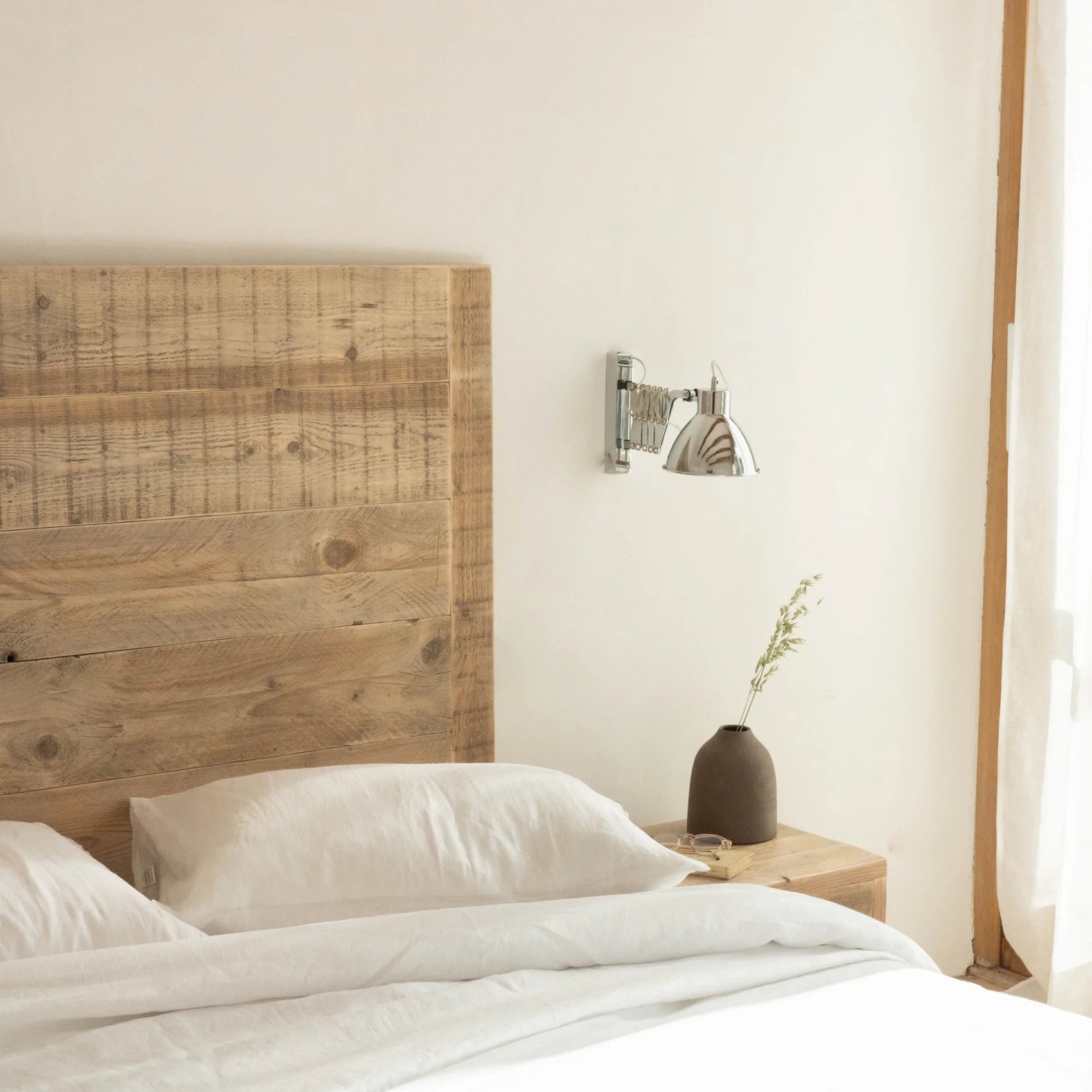 Cabeceros con mesita integrada, el truco El Mueble para dormitorios pequeños