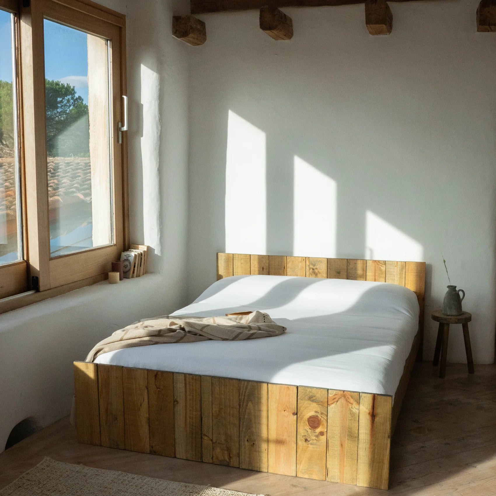 Cama doble Laritza, fabricada con tablas de madera de pino recuperada, ideal para habitación de invitados.