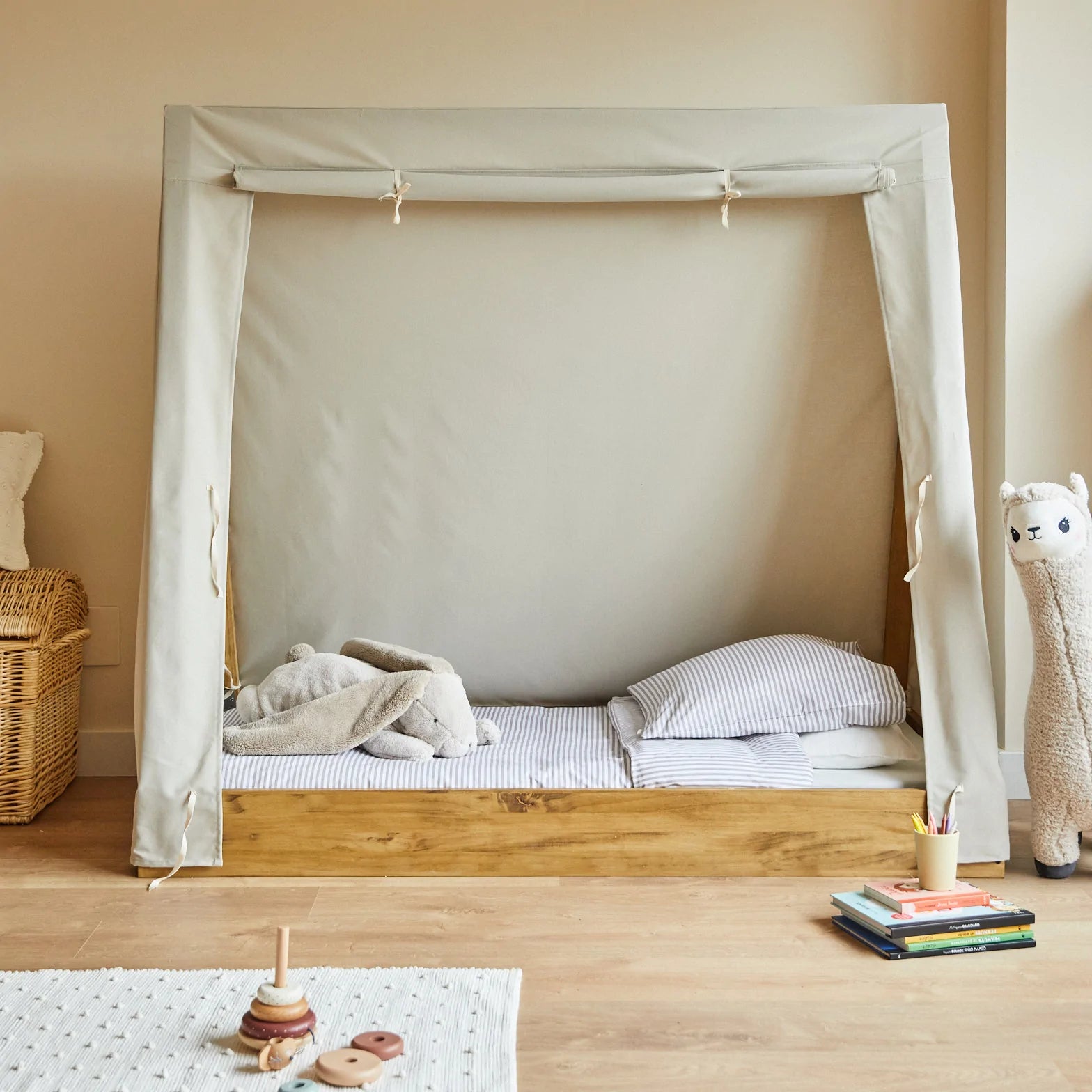 Tipi de indios en blanco y textil beige, para cuarto Montessori