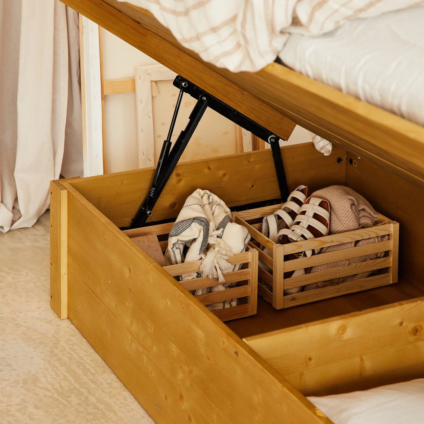 Canapé de madera para ahorrar espacio en tu habitación de invitados.