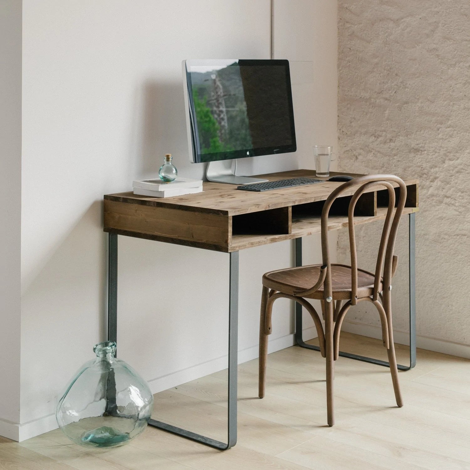 Los escritorio con almacenaje, como el Escritorio Elma, es un mueble práctico para cualquier oficina.