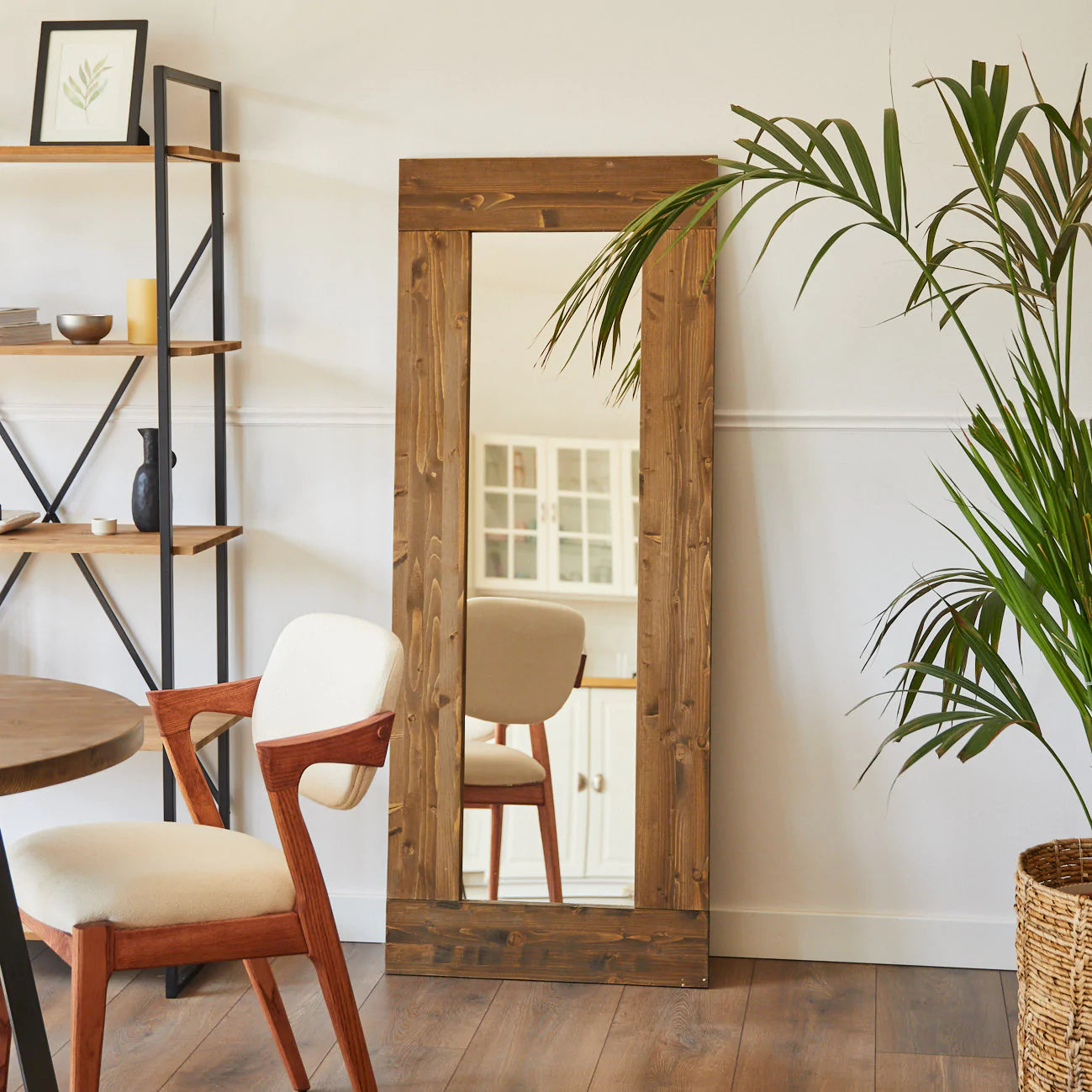 Espejo Amarie, de madera de abeto maciza, ideal para pisos pequeños