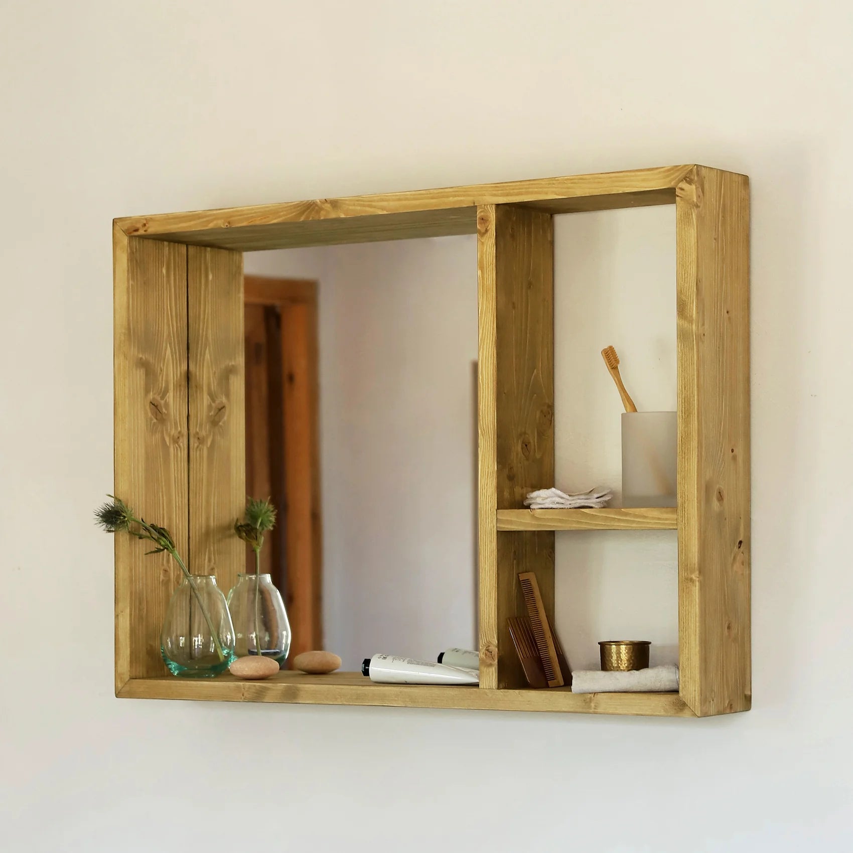 Estantería de madera con espejo para el cuarto de baño.