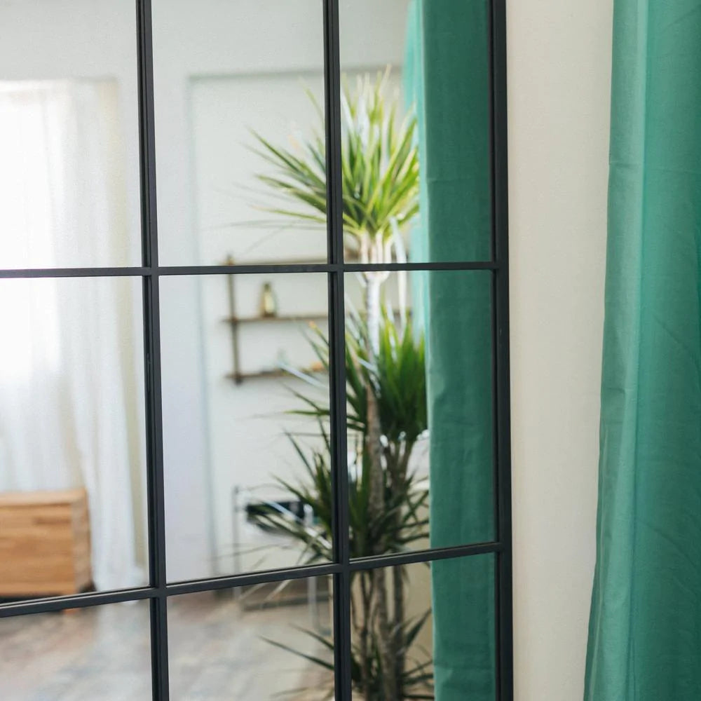 Espejo de cuarterones de metal, ideal para ampliar el espacio en pisos pequeños