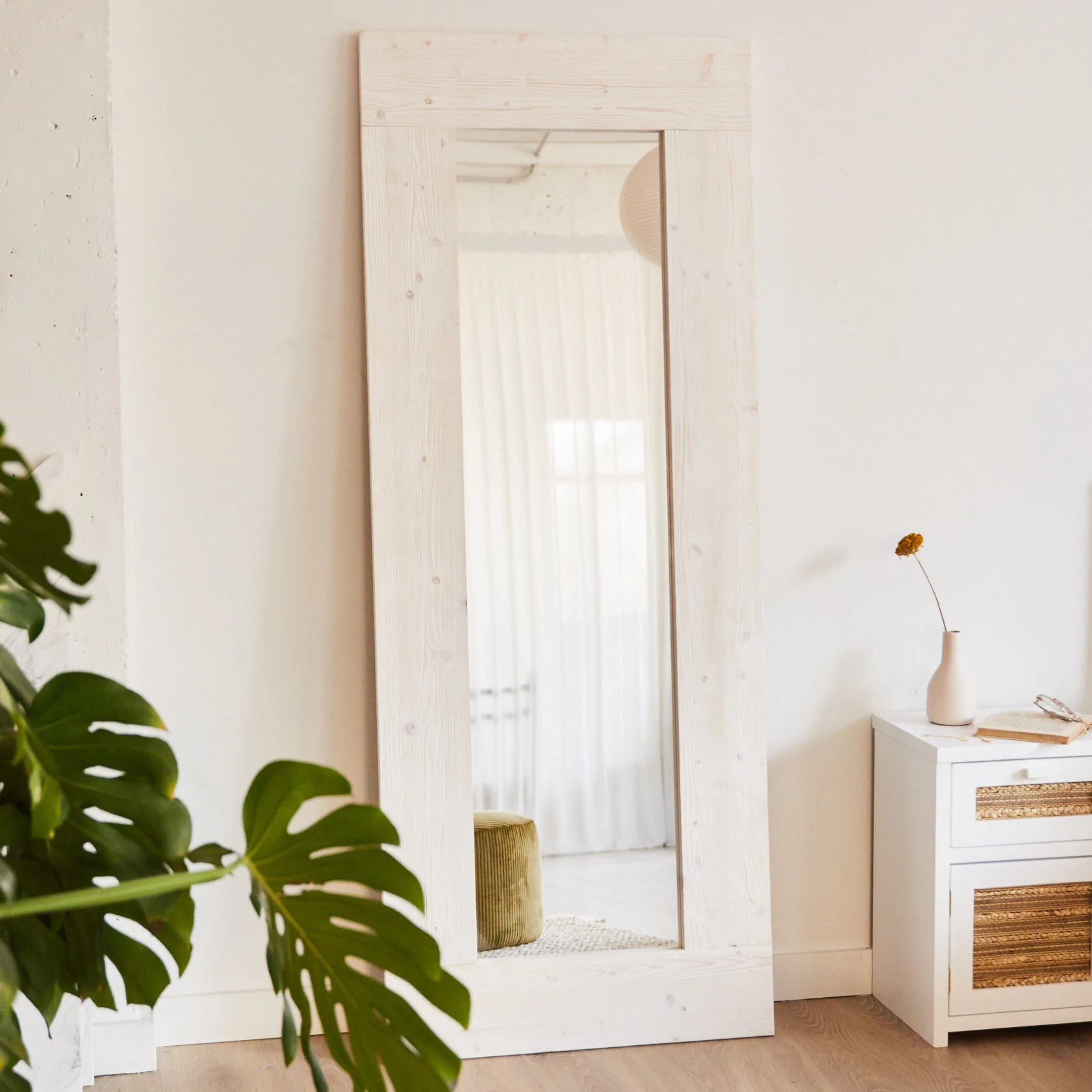 Espejo Akake de madera, ideal para pisos pequeños