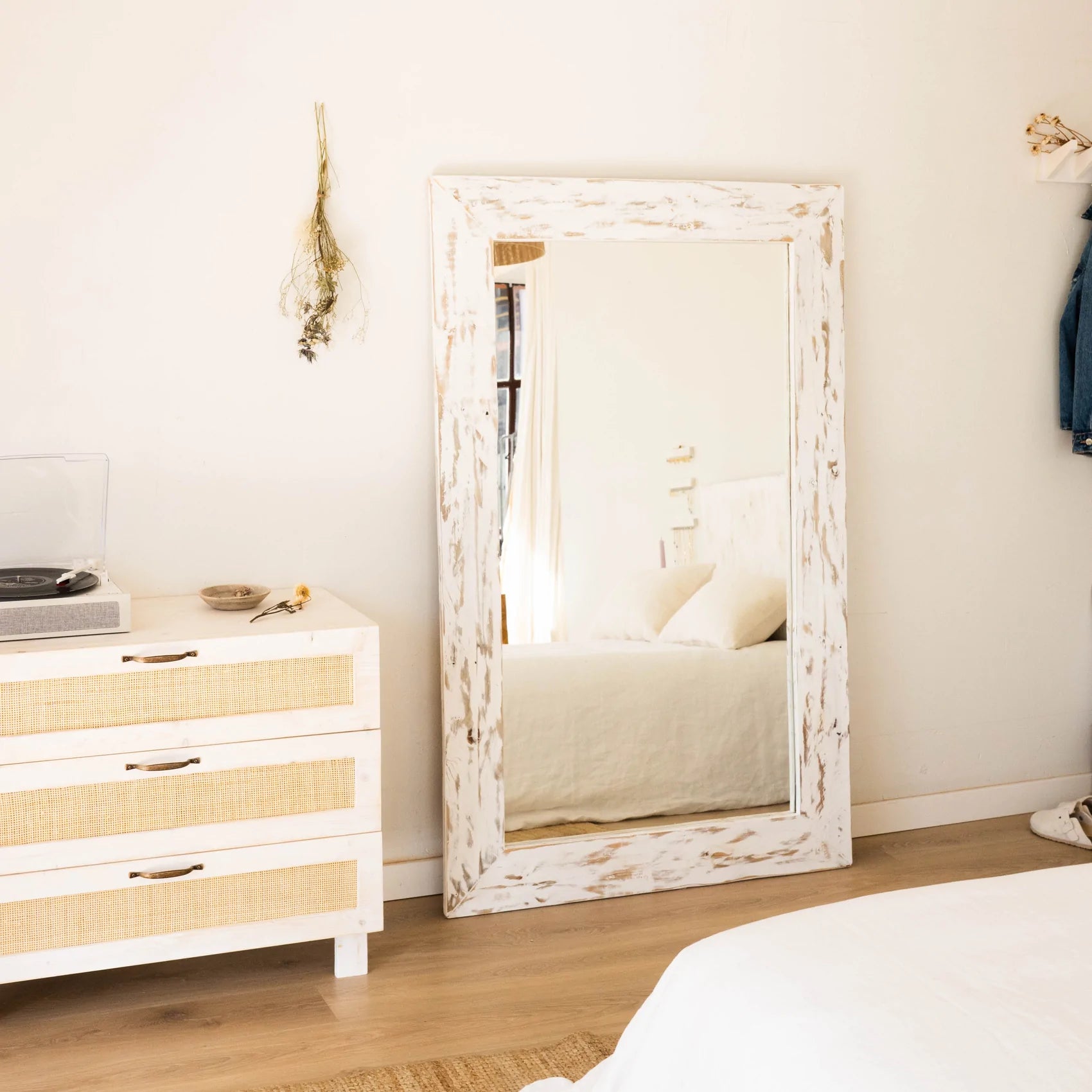 Decoración sostenible: ¿Dónde colocar un espejo en el dormitorio?
