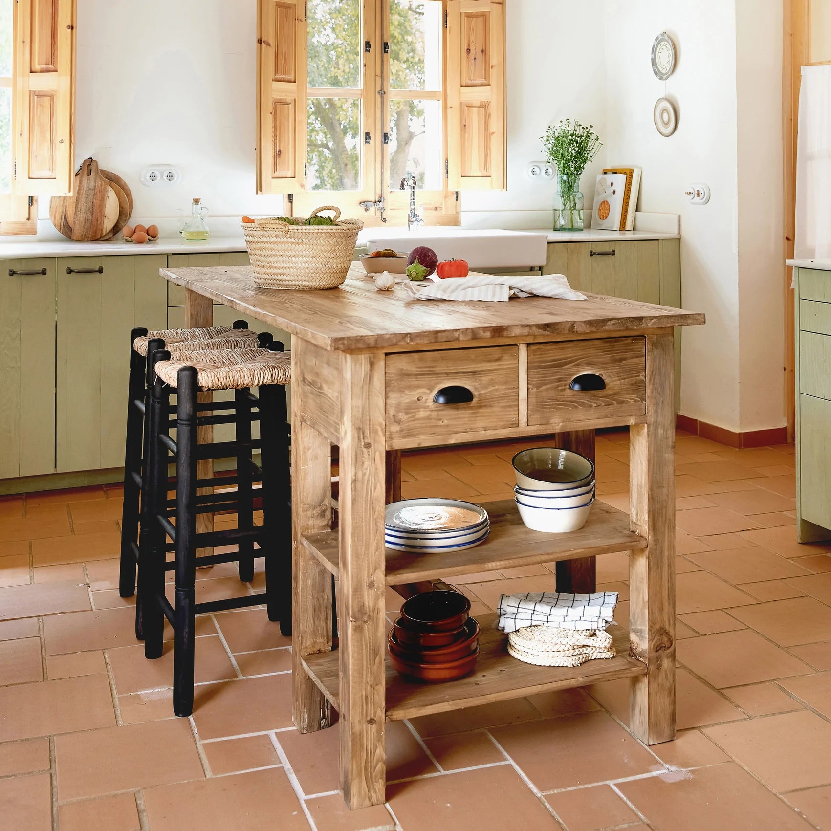 Isla de cocina de madera para cocinas rústicas de estilo vintage