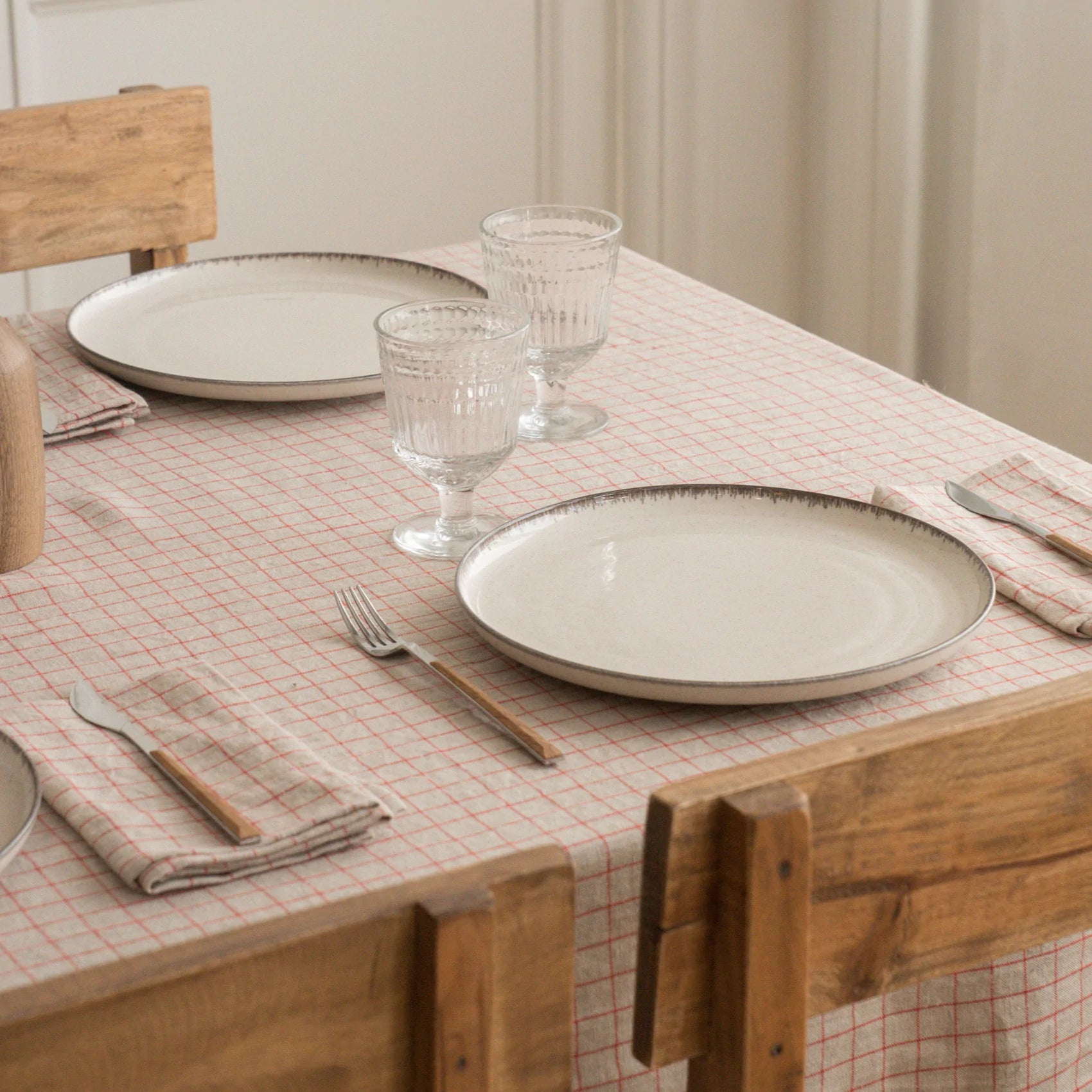 Mantel de cuadros Vichy de lino lavado, ideal para tu mesa de comedor.