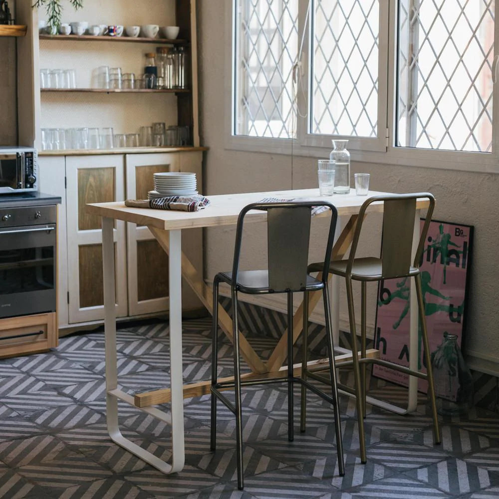 Mesa y taburetes altos, un truco para ganar espacio en cocinas pequeñas