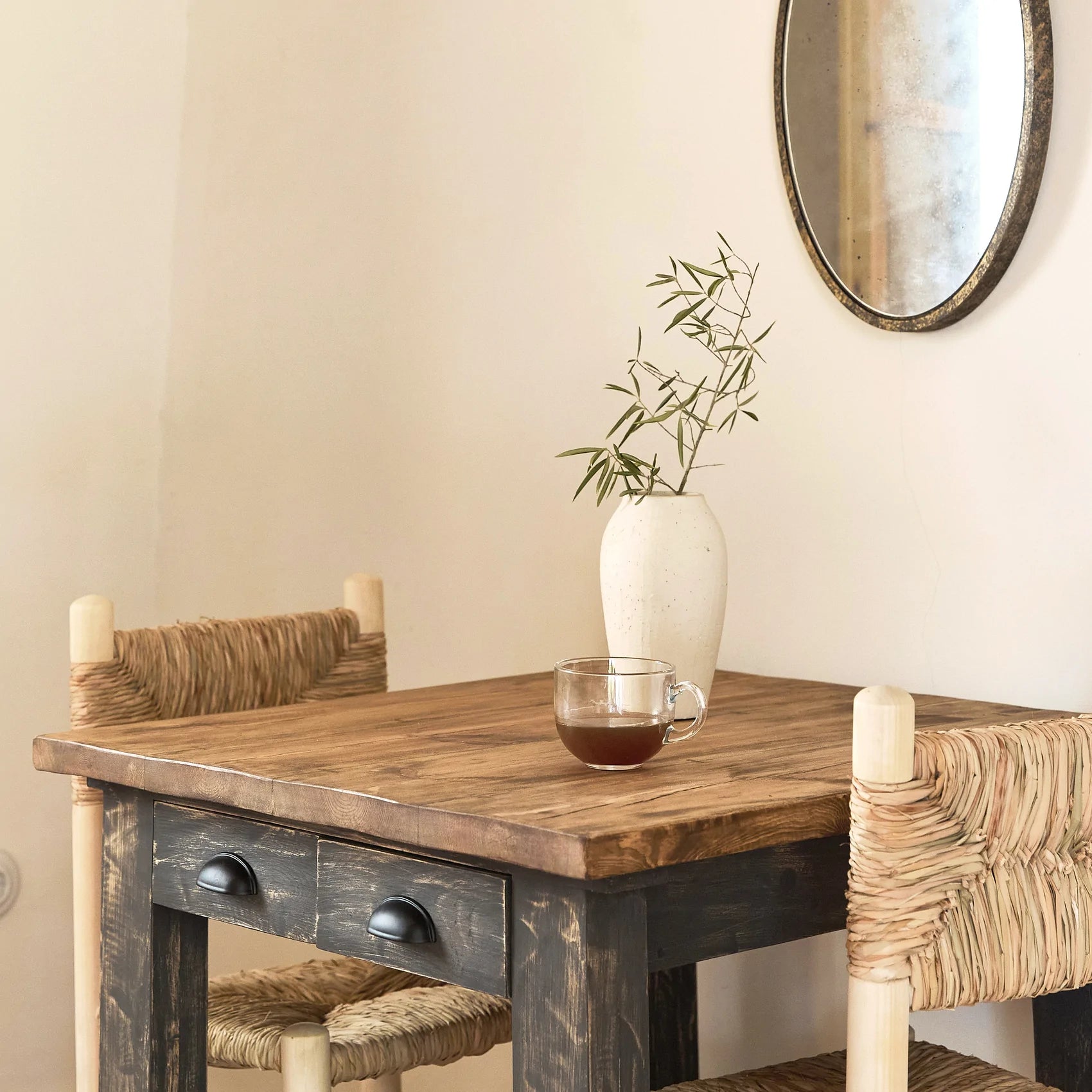 Mesa de madera y sillas de cocina, para una decoración de estilo vintage.