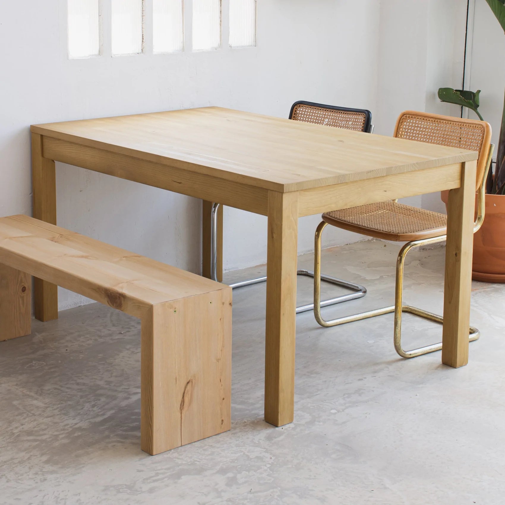 Mesa de comedor fabricada con madera maciza de pino.